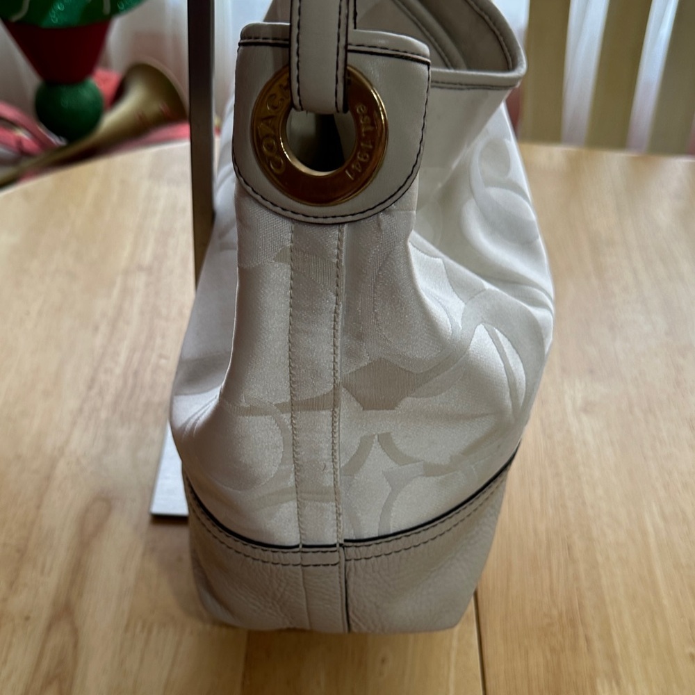 Coach 2006 Cream Designer Hobo Bag Like New - Picture 6 of 14
